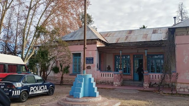 Los ladrones reventaron una puerta trasera y luego hurgaron por toda la escuela.