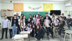 Alcides Calvo y Alumnos de la escuela 25 de Mayo