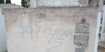 Dibujaron el cementerio con aerosol