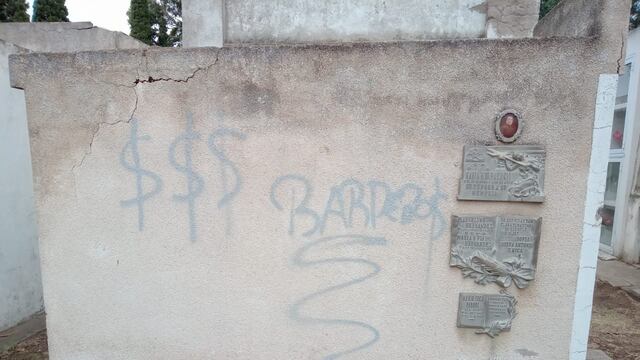 Dibujaron el cementerio con aerosol