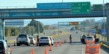 Control policial en la autopista a Carlos Paz. Poca gente transitó por las calles este domingo. (Javier Ferreyra/ La Voz)