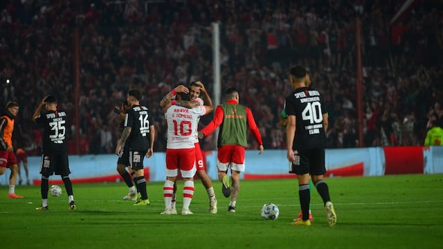 El "Chino" Romero se llevó los abrazos y festejos. Primer gol desde su regreso a Instituto.