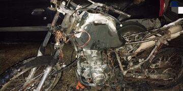 Así quedó la motocicleta incendiada