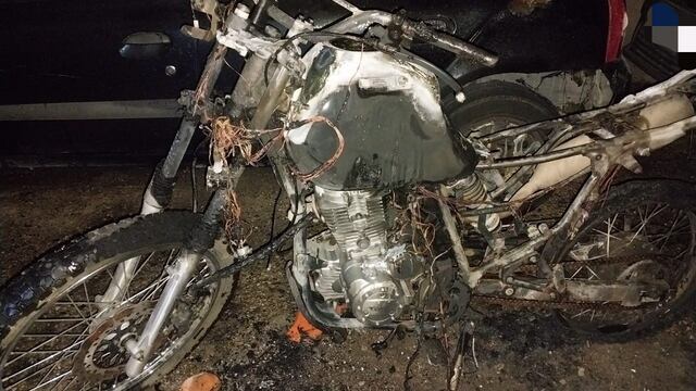 Así quedó la motocicleta incendiada