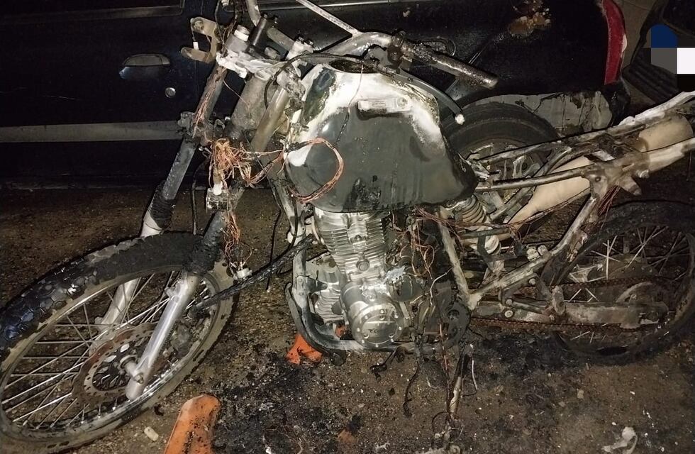Carlos Paz: se incendió una motocicleta y las llamas alcanzaron a otro vehículo cercano
