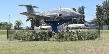 El avión IA58 Pucará que instalaron en la rotonda de ingreso a Ataliva