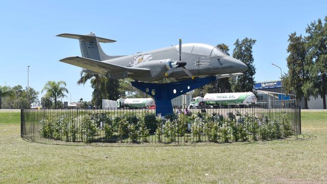 El avión IA58 Pucará que instalaron en la rotonda de ingreso a Ataliva