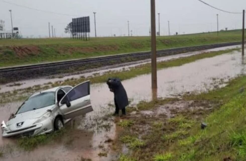 Accidente vial en Posadas: una mujer despistó con su vehículo en el acceso Sur