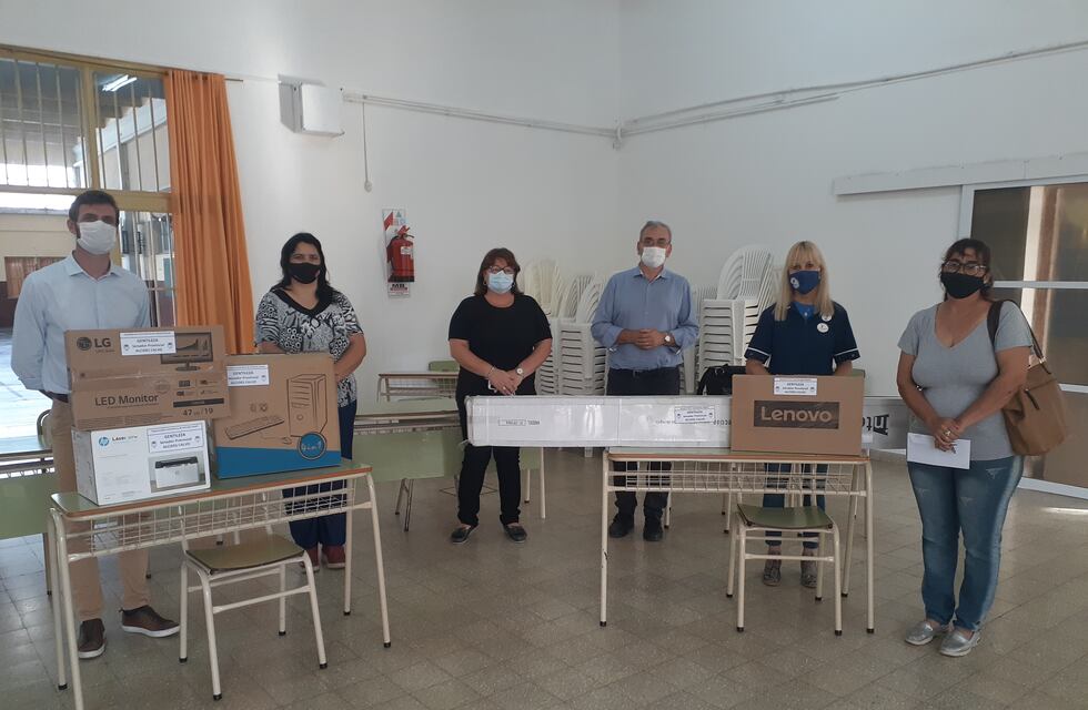 El senador Alcides Calvo brindó apoyos a instituciones de San Vicente