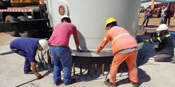 Posadas: montan el pedestal de la grúa en el puerto de la ciudad.
