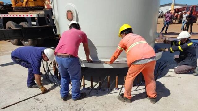 Posadas: montan el pedestal de la grúa en el puerto de la ciudad.