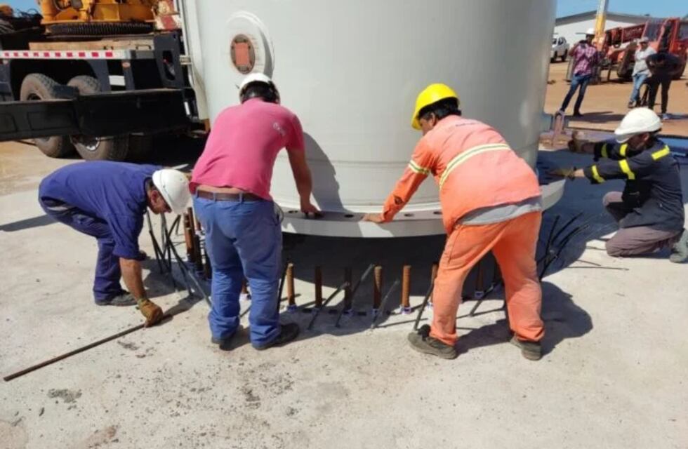Posadas: montan el pedestal de la grúa en el puerto de la ciudad