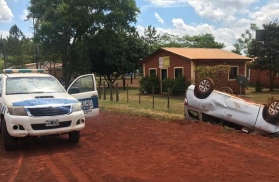 Azara: hallan un vehículo volcado sin ocupantes