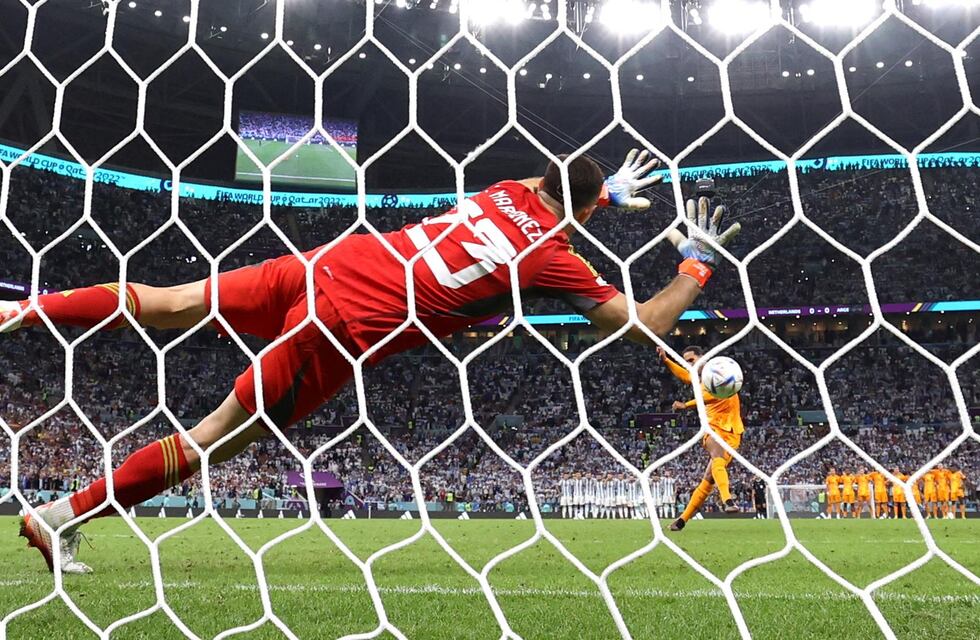 En Arroyito, cuando se iniciaba la tanda de penales Argentina - Países Bajos se cortó la energía y los vecinos salieron a la calle