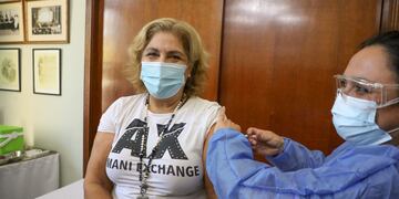 Martorano en el inicio de la vacunación antigripal. (Gobierno de Santa Fe)