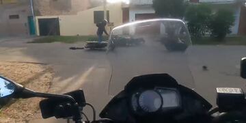 El motociclista impactó contra un policía en la huída.