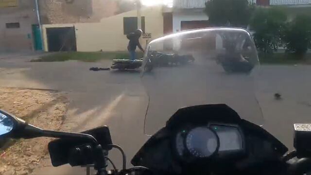El motociclista impactó contra un policía en la huída.