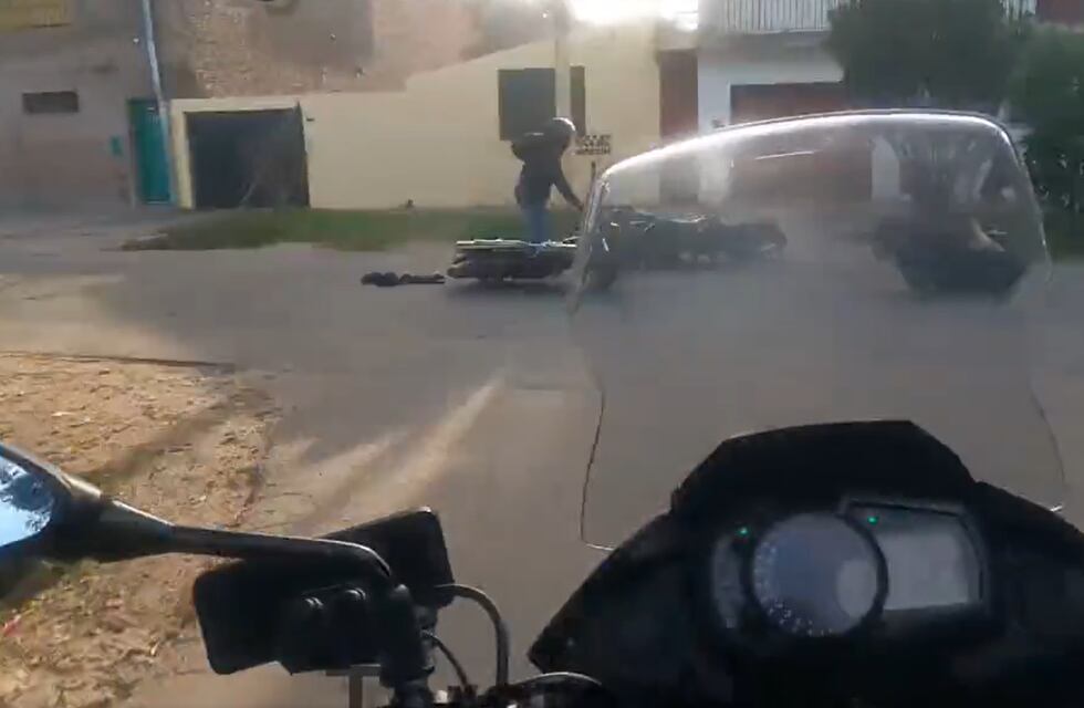 Impactante persecución policial en Rosario: un motociclista huyó de un control y chocó a un oficial