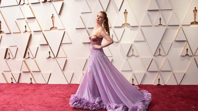 Jessica Chastain en la alfombra roja de los Premios Oscar 2022. (AP)