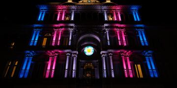 Tras la aprobación de la ley del cupo laboral trans, iluminaron la Casa Rosada con la bandera del orgullo