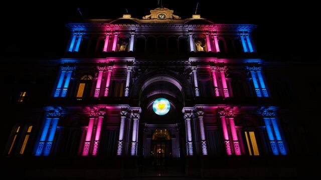 Tras la aprobación de la ley del cupo laboral trans, iluminaron la Casa Rosada con la bandera del orgullo