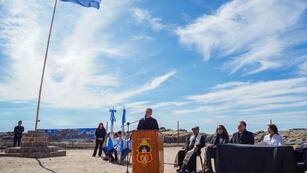 El gobernador de Córdoba lanzó un plan para dotar de Internet de alta velocidad a escuelas rurales mediante la empresa Starlink.