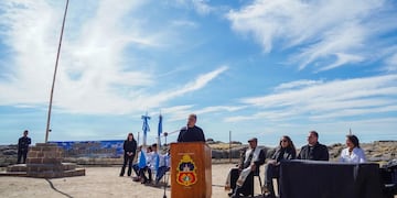 El gobernador de Córdoba lanzó un plan para dotar de Internet de alta velocidad a escuelas rurales mediante la empresa Starlink.
