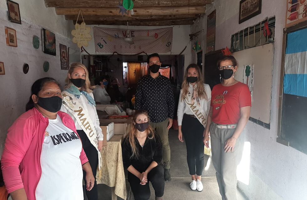 Las reinas de Maipú llevaron donaciones de los vecinos a un merendero de Beltrán