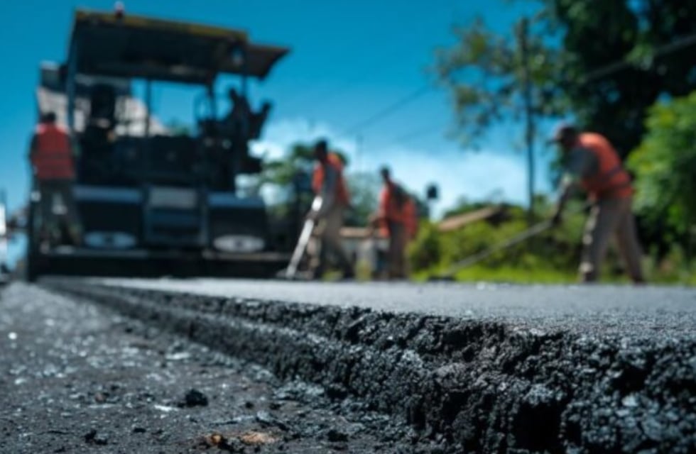 Ejecutan trabajos de vialidad en Colonia Guaraypo