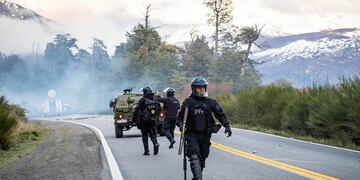 Las comunidades mapuches fueron desalojadas de los terrenos tomados en Villa Mascardi.