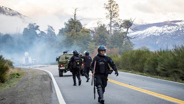 Las comunidades mapuches fueron desalojadas de los terrenos tomados en Villa Mascardi.