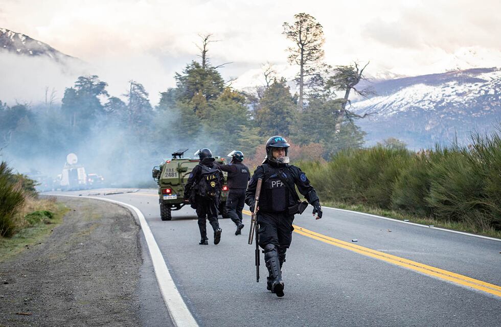 Villa Mascardi: lograron desalojar a los mapuches, pero continúan intentando tomar la Ruta 40