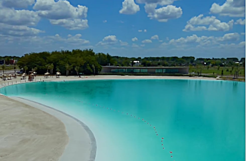 El “mini Caribe” a minutos de Rosario: cómo es y cómo llegar a la playa artificial más exclusiva de Funes