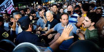 Enfrentamientos entre la Policía y los vecinos durante la marcha de pedido de Justicia por la muerte de un quiosquero en Ramos Mejía.