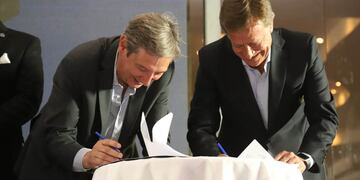 Emir Félix y Rodolfo Suarez firman el convenio de traspaso de las cámaras de seguridad.