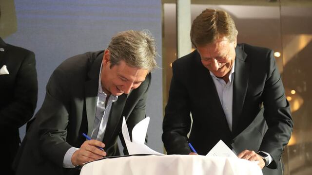Emir Félix y Rodolfo Suarez firman el convenio de traspaso de las cámaras de seguridad.