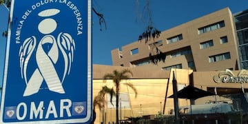 El cartel en honor a Omar Alfaro que colocaron en el lugar de su muerte en 2005.
