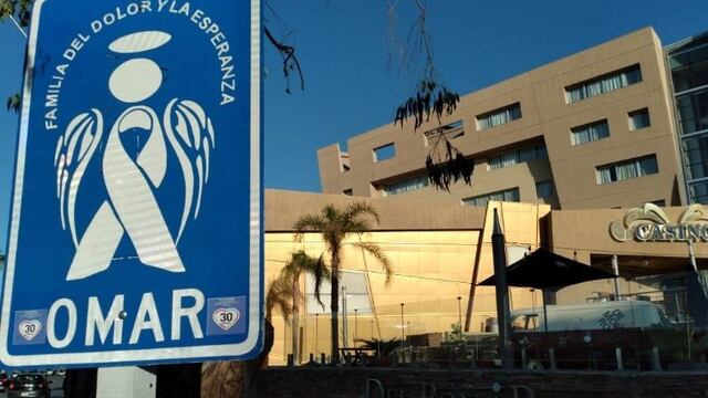 El cartel en honor a Omar Alfaro que colocaron en el lugar de su muerte en 2005.