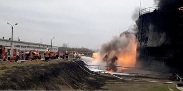Bomberos intentan apagar las llamas tras el bombardeo de depósitos de petróleo en la ciudad rusa de Belgorod.