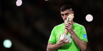 Los guantes del marplatense se subastaron con fines benéficos.