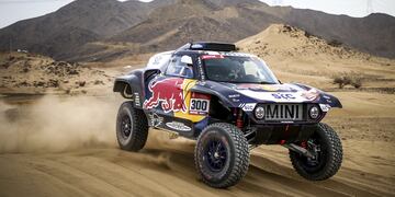 Carlos Sainz y su navegante Lucas Cruz, en el Mini de X-Raid.