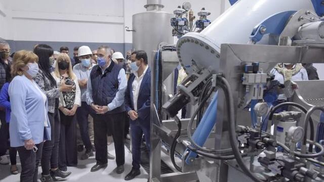 Jaldo visitó la fábrica de dulces de Simoca.