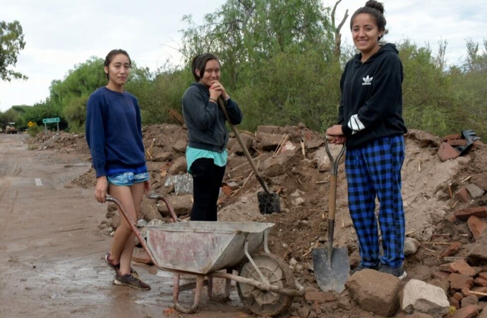 Tres hermanas pocitanas levantan su casa que perdieron por el terremoto y las lluvias