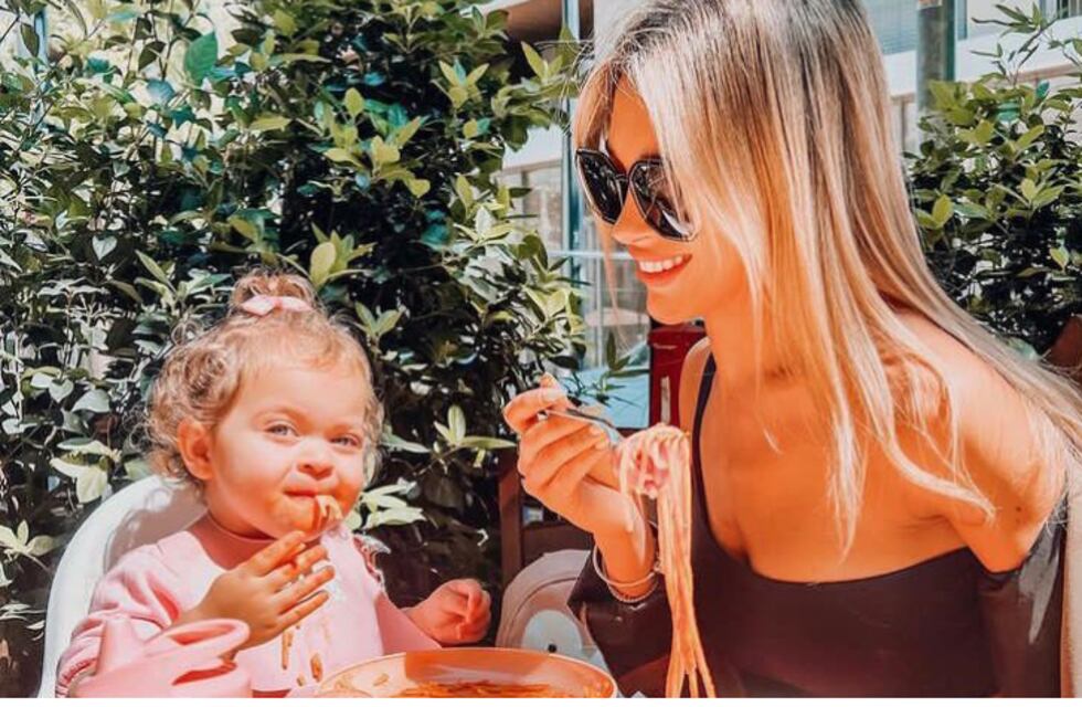 La divertida y fácil receta de Agustina Gandolfo para hacer galletas con su hija Nina Martínez