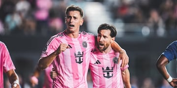 Tadeo Allende celebra un gol junto a Messi. El ex Instituto, en el inicio del Mundial de Clubes (Inter Miami).