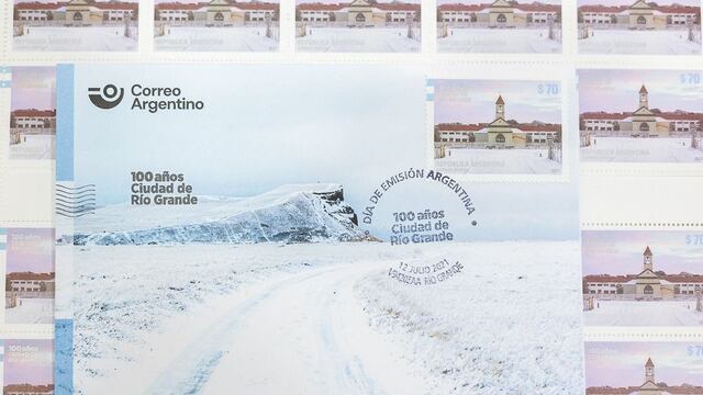Se puso en circulación el sello postal, en el marco de los 100 años de Río Grande, siendo las imágenes seleccionadas para la impresión la Misión Salesiana y el Cabo Domingo.