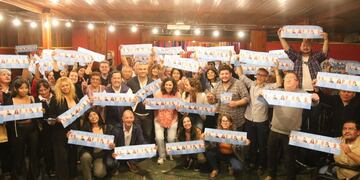 Dirigentes y militantes exhiben las boletas electorales para el domingo próximo, en el acto por el Día de la Lealtad convocado por la diputada Leila Chaher en Jujuy.