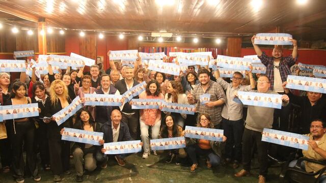 Dirigentes y militantes exhiben las boletas electorales para el domingo próximo, en el acto por el Día de la Lealtad convocado por la diputada Leila Chaher en Jujuy.