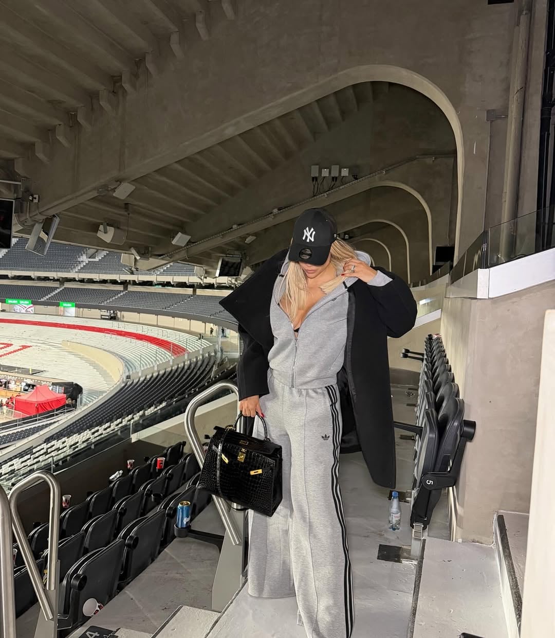 Desde las tribunas del Monumental, Wanda Nara posó con un look deportivo de alto impacto y acaparó todas las miradas