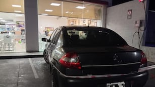 Así quedó el vehículo dentro del comercio.